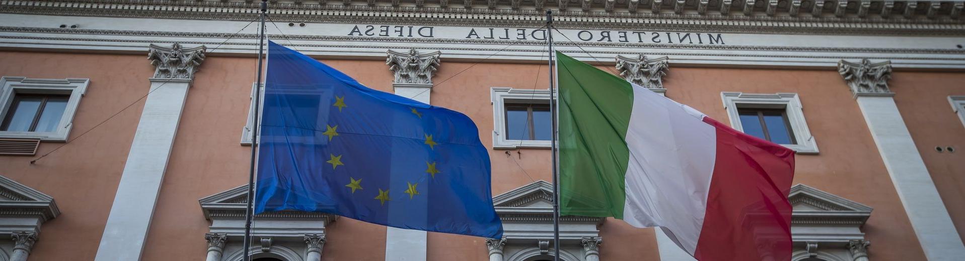 意大利国旗在罗马一座历史建筑前飘扬.
