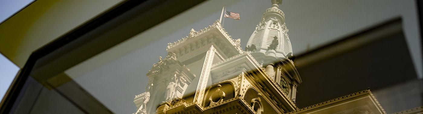 透过窗户可以看到费城市政厅.