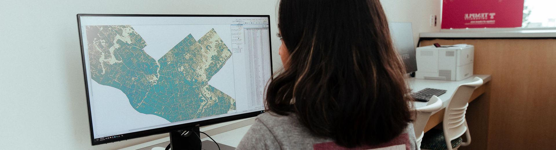 一位PG电子试玩平台的学生在电脑上学习地理信息系统.