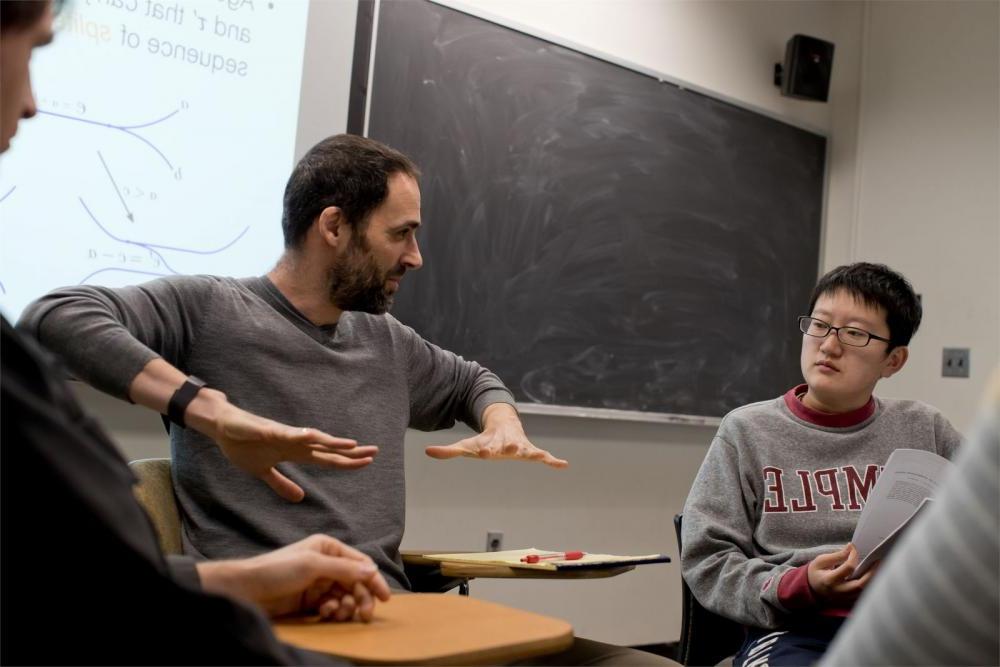 一位坦普尔大学的数学教授正在教室里对他的学生讲话.