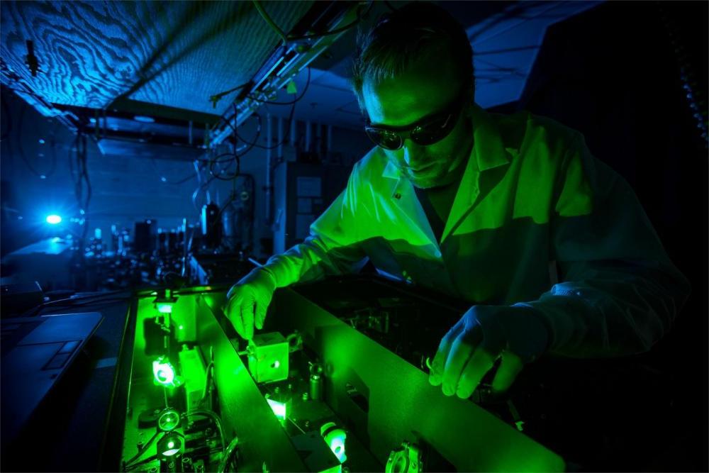 化学学生在PG电子试玩平台博格特实验室操作设备.