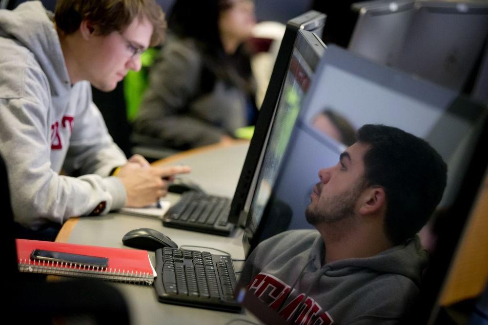 福克斯学生使用计算机实验室学习.